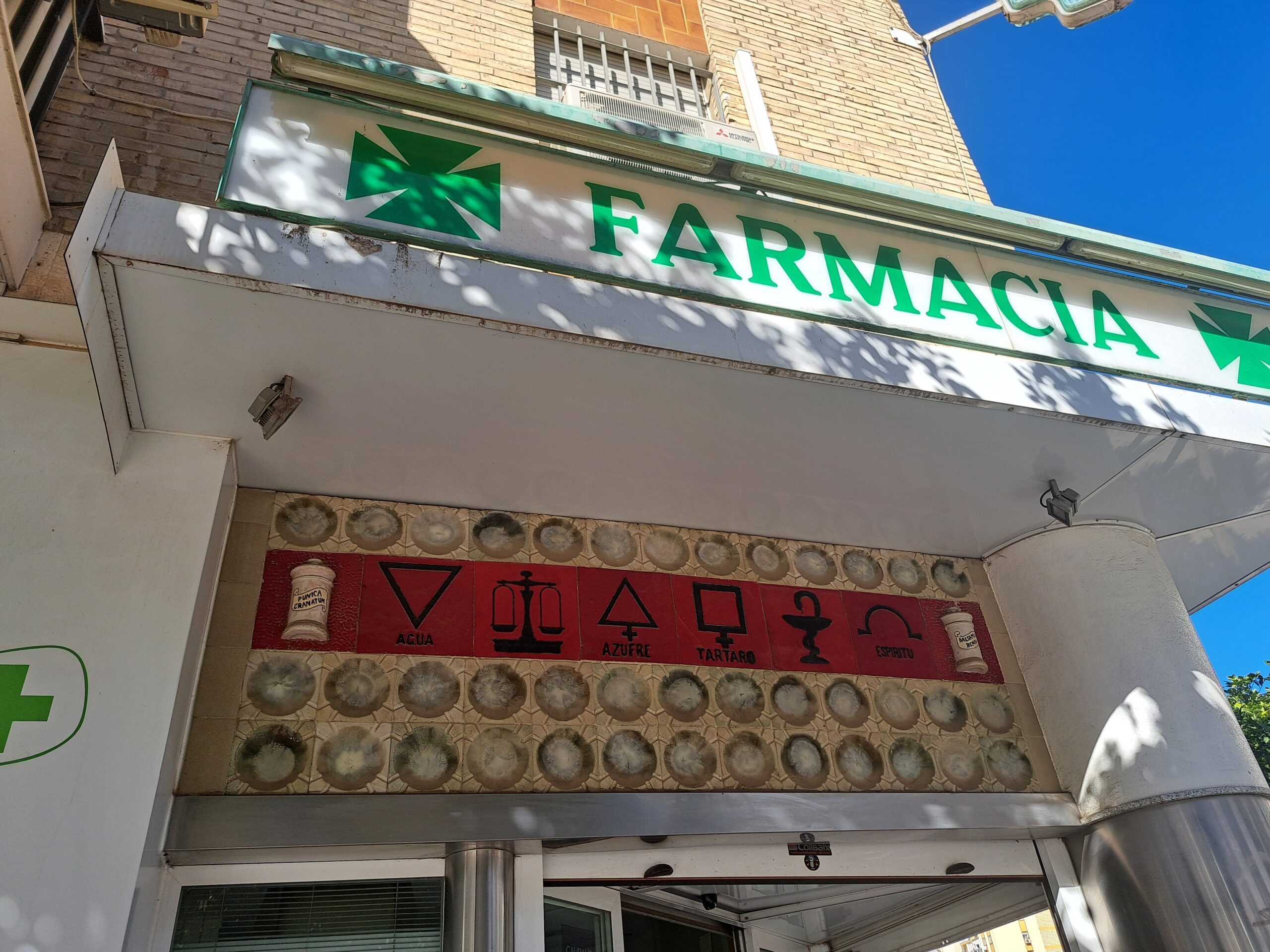 Fachada Contrapicado Plano Contrapicado de la entrada de Farmacia Herrera del Rey